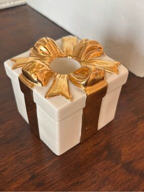 Mikasa Holiday Elegance Porcelain Gift Box Candle Holder NWT